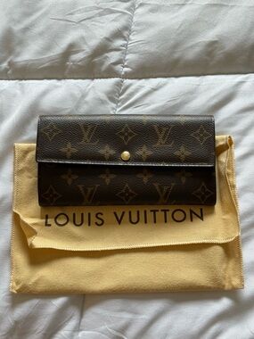 100% Authentic Louis Vuitton Monogram Canvas Sarah Wallet in Brown